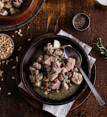 Bocconcini di maiale con uvetta e pinoli