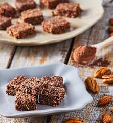 Cubitos de chocolate (dátiles, cocoa y avena)