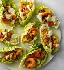 Salatblade med cajunrejer og ananassalsa