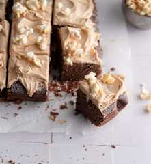 Torta al cioccolato con popcorn e glassa al burro di arachidi