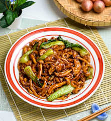 清炒鸡肉香菇乌冬面