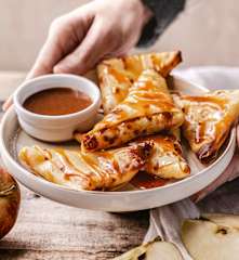 Samoussas de crêpe, pomme vanille et caramel au beurre salé