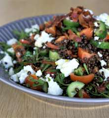 Σαλάτα με μαύρες φακές, ντοματίνια και φέτα