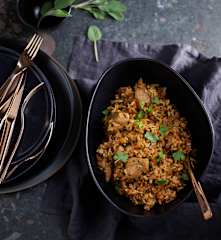 Riso selvaggio pilaf con maiale e prugne