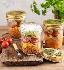 Sałatka w słoiku z szarpanym kurczakiem