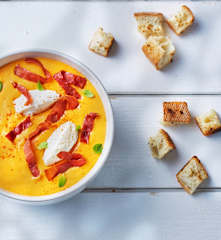 Crema fredda di albicocche e caprino con prosciutto croccante