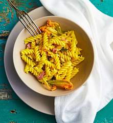 Fusilli con fiori di zucca, pancetta e zafferano