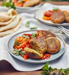 Falafeln mit Paprika-Tomaten-Gemüse