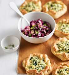 Mini galettes de coliflor con espinacas y ensalada de col morada
