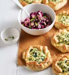 Kalafiorowe sakiewki i surówka z czerwonej kapusty