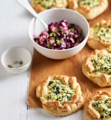 Blumenkohl-Galettes mit Rotkohl-Salat