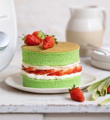Chiffon cake au pandan, fraises et chantilly