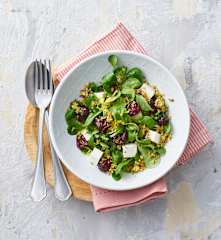Insalata Feta, ciliegie e gremolada alle mandorle