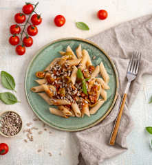 Jednogarnkowy makaron z pomidorem i oliwkami