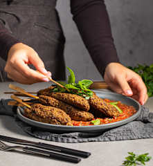 Szaszłyki wołowe z salsą pomidorową