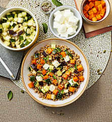 Insalata di farro con Feta e verdure di stagione