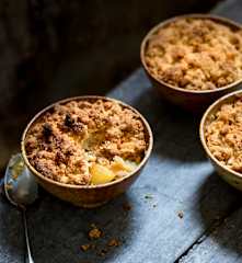 Crumble aux poires, coings et noisettes