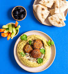 Ziołowy hummus z falafelami