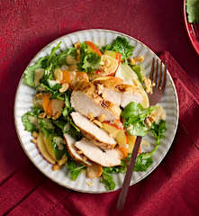 Grünkohlsalat mit Erdnuss-Dressing und Hähnchen