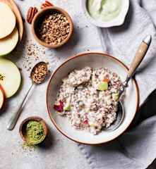 Porridge de avena y lino con yogur de té matcha