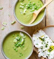 Velouté froid de petits pois à la menthe et à la ricotta