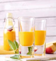 Kurkuma-Ingwer-Shot mit Apfelessig