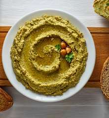 Hummus di ceci e broccoli con pane integrale tostato