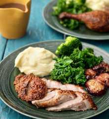 Pato especiado asado con ciruelas y puré de coliflor y patata (MEATER)