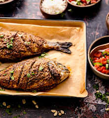 Poisson grillé à l'africaine avec riz et salade de tomates