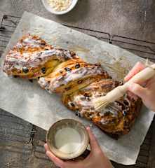 Trenza glaseada de crema y frutos secos