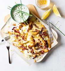 Patatas fritas con beicon y queso (bacon cheese fries) y salsa ranchera