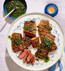 Buttermilch-Lamm vom Grill mit Dattel-Gremolata