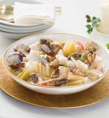 Cardo con almejas, langostinos y bacalao