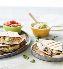 Sándwich de tortilla de trigo con pico de gallo y guacamole