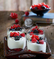Tiramisù yogurt greco e frutti di bosco