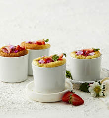 Mini soufflé di ricotta con coulis di fragole