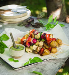 Szaszłyki z halloumi i warzyw z pistacjowym pesto