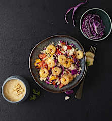 Insalata Thai con condimento alle arachidi