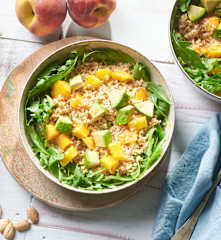 Ensalada de bulgur con rúcula, melocotón y aguacate