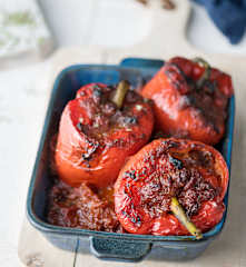 Pimientos rellenos en salsa de tomate