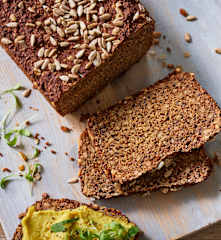 Schwarzbrot mit Sonnenblumenkernen