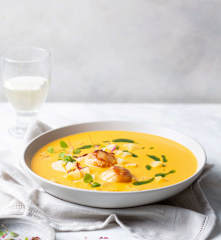Sopa de açafrão e batata com vieiras