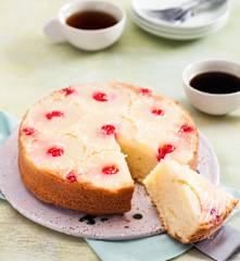 Odwrócone ciasto z ananasem i kandyzowanymi wiśniami