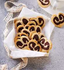 Schwarz-Weiß-Gebäck-Herzen