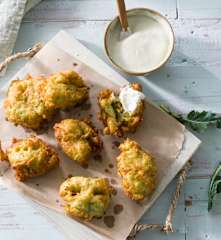 Buñuelos de brócoli con salsa gorgonzola