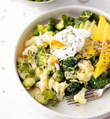 Warmer Gemüsesalat mit pochierten Eiern