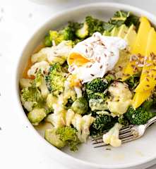 Salade chaude de choux de Bruxelles à la mangue, avocat et œufs pochés