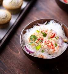 Sopa miso, salada de noodles e cupcakes de matcha sem lactose