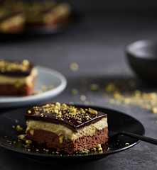 Tarta de chocolate con crema de pistachos y glaseado espejo