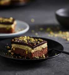 Bolo de creme de chocolate e pistácio